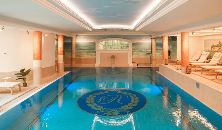 Poolbereich des Rugard Thermal Strandhotels in Binz auf Rügen ideal für Wassergymnastik im Aktivurlaub auf Rügen.
