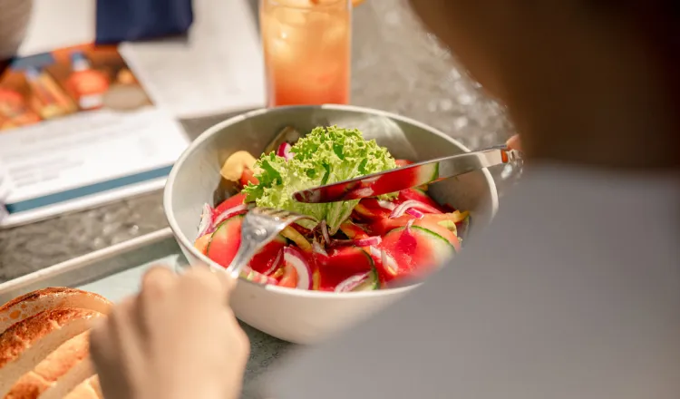 Terrassenszene mit frischem Salat im Rugard Thermal Strandhotel in Binz – nachhaltige Küche mit Produkten von Rügen
