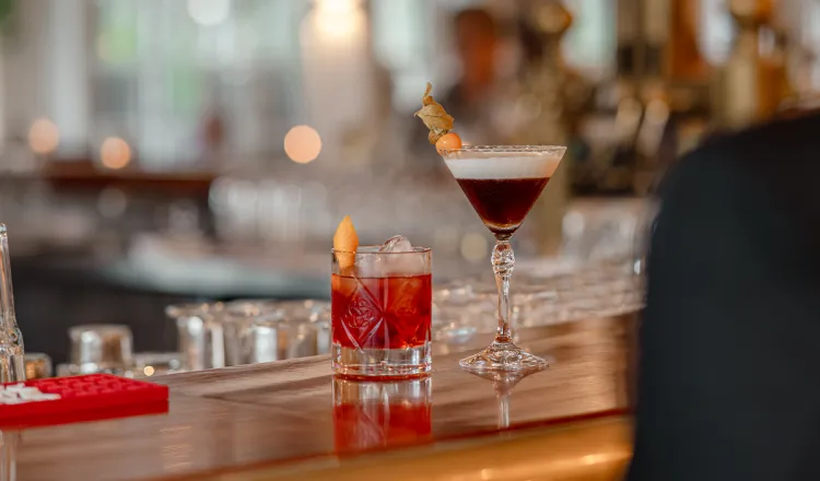 Detailaufnahme von hochwertigen Cocktails an der Störtebeker Bar im Restaurant in Binz.