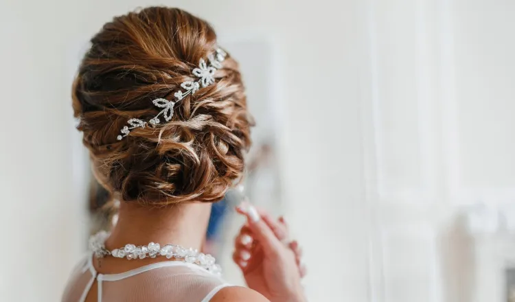 Braut mit eleganter Hochsteckfrisur und Haarschmuck.
