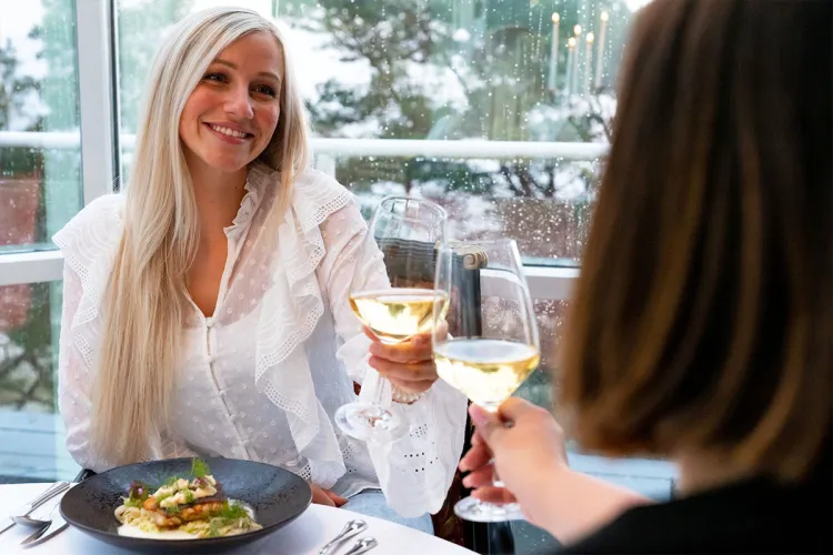 Festive dinner at an event with a friendly toast at the Rugard Strandhotel.