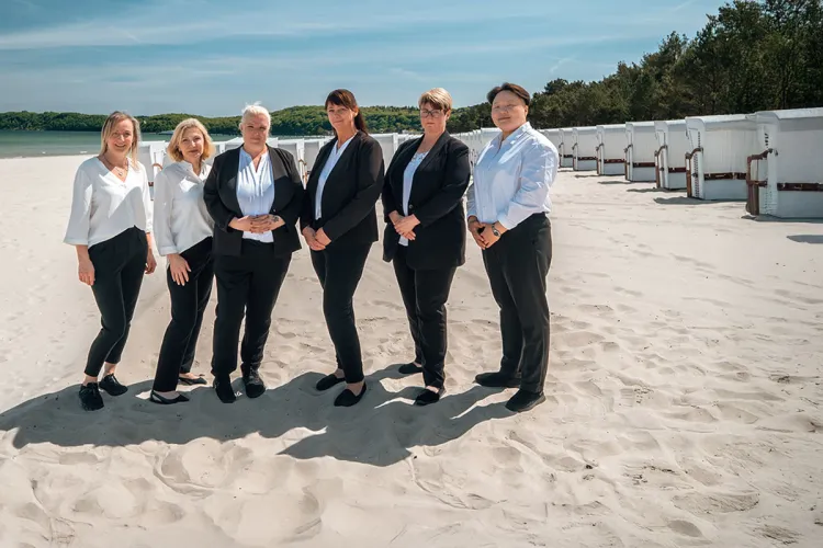 Housekeeping team of Rugard Thermal Strandhotel on Binz beach with beach chairs