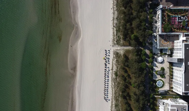 Blick auf den Sandstrand von Binz – Rugard Thermal Strandhotel nutzt Regenwasser für Gartenbewässerung mit 12.500-Liter-Tank