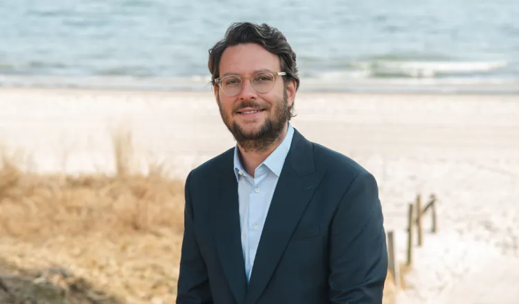 Daniel Hutter am Strand von Binz – Direktor des Rugard Thermal Strandhotels