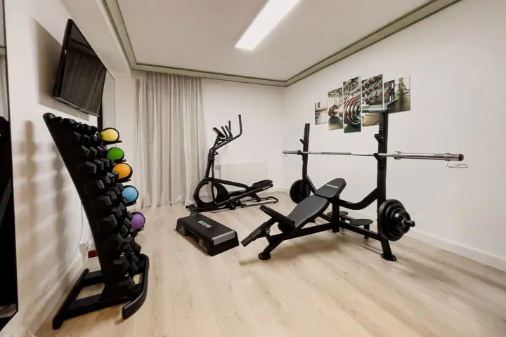 Moderner Fitnessraum im Wellness Hotel auf Rügen mit Cardio- und Kraftgeräten.