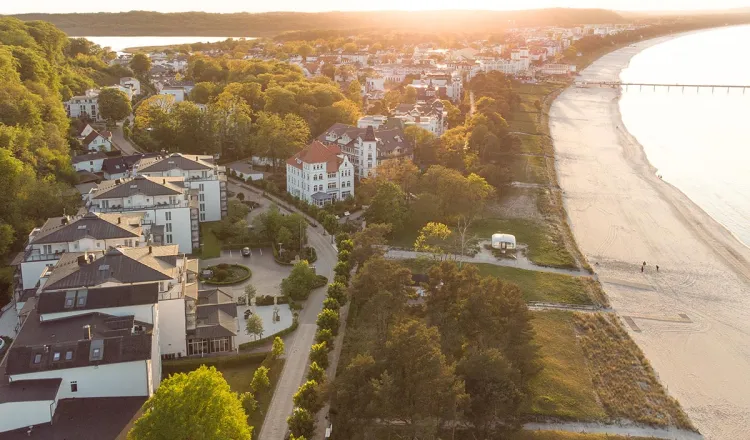 Sonnenuntergang über dem Strand von Binz – Rugard Thermal Strandhotel mit Photovoltaik und intelligenter Energieoptimierung