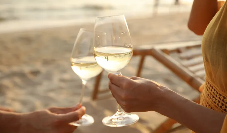 Sommerlicher Strandmoment mit Weißweinglas – Rugard Thermal Strandhotel motiviert Gäste zu nachhaltigem Mitmachen