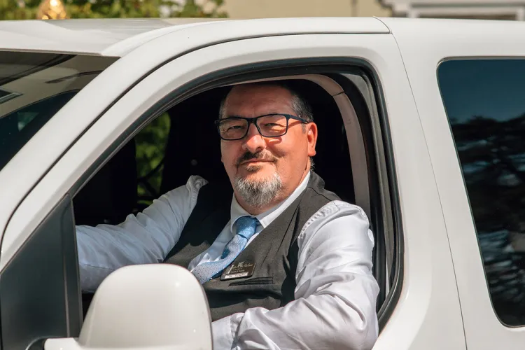 Staff member at Rugard Thermal Strandhotel parking a car on the hotel premises