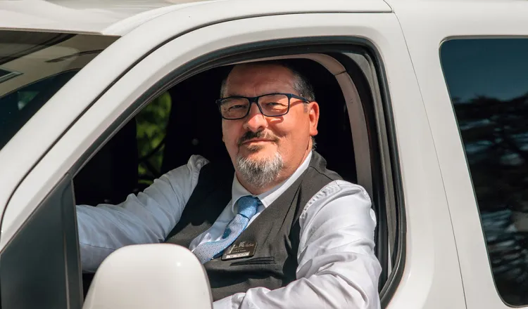 Ein Mitarbeiter des Rugard Thermal Strandhotels parkt ein Auto auf dem Hotelgelände