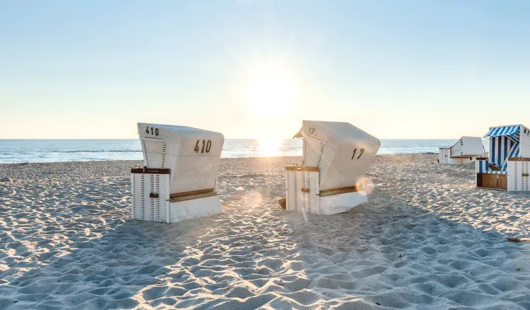 Strandkörbe an der Ostsee direkt vor dem Rugard Thermal Strandhotel in Binz