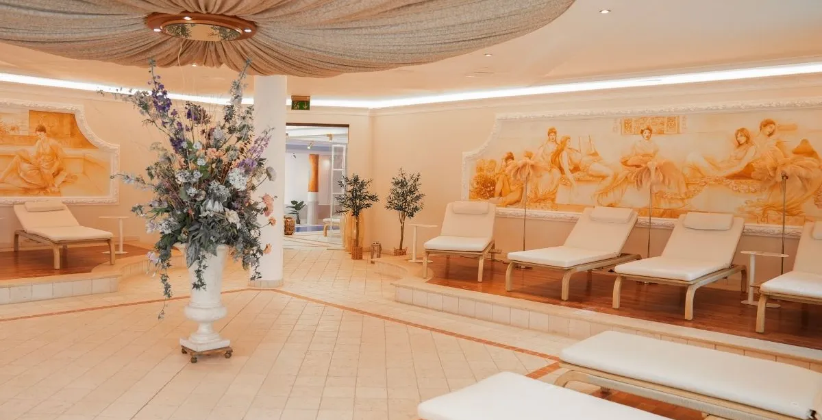 Eleganter Ruheraum im Wellnessbereich des Rugard Thermal Strandhotels in Binz mit komfortablen Liegen und stilvoller Dekoration.