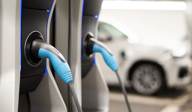 Nahaufnahme zweier Ladesäulen für E-Autos.