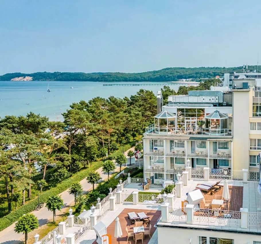 Luftaufnahme des Rugard Thermal Strandhotels, mit dem Meer, der Küste und einer Seebrücke im Hintergrund bei einem Wellnesshotel Angebot an der Ostsee.