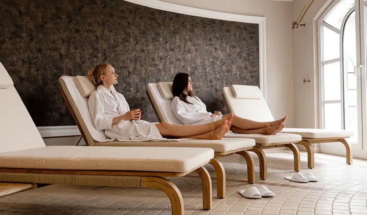 Ein Ruheraum, in dem jeweils mehrere Liegen an den Wänden stehen im Hotel mit Sauna in Binz auf Rügen.