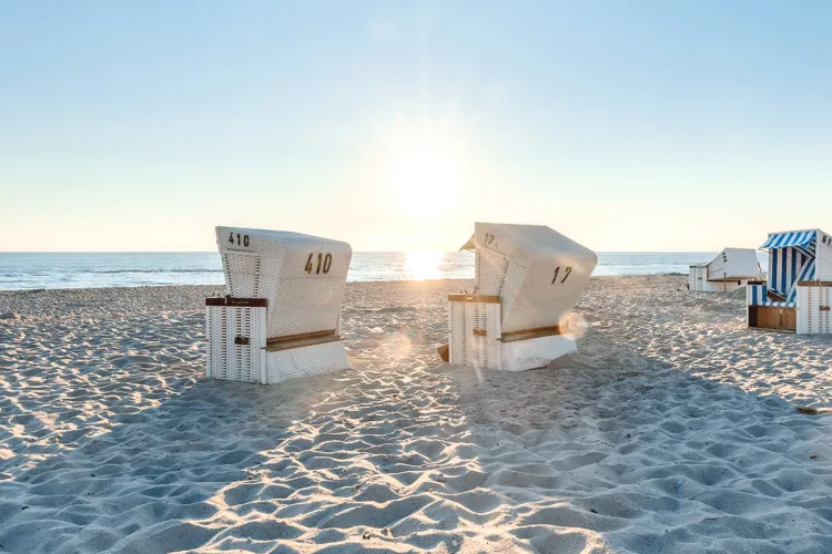 Beach chairs by the Baltic Sea directly in front of Rugard Thermal Strandhotel in Binz
