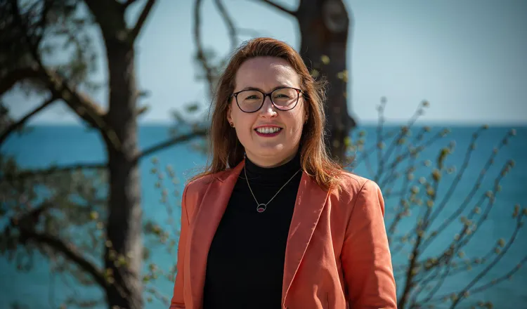 Dorothee Schicht am Strand von Binz mit Wasser und Bäumen im Hintergrund – Assistenz der Direktion im Rugard Thermal Strandhotel