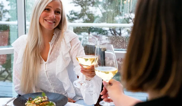 Feierliches Abendessen bei einem Event mit freundlichem Anstoßen im Rugard Strandhotel.