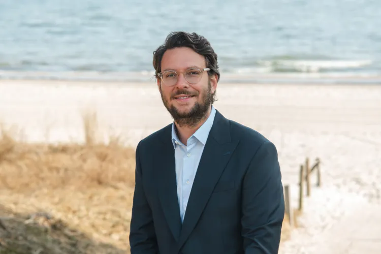 Daniel Hutter on the beach of Binz – Director of the Rugard Thermal Strandhotel