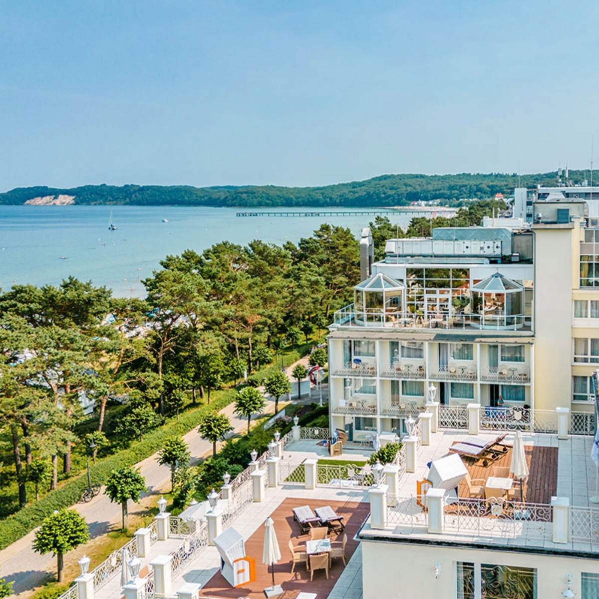 Luftaufnahme des Rugard Thermal Strandhotels, mit dem Meer, der Küste und einer Seebrücke im Hintergrund bei einem Wellnesshotel Angebot an der Ostsee.