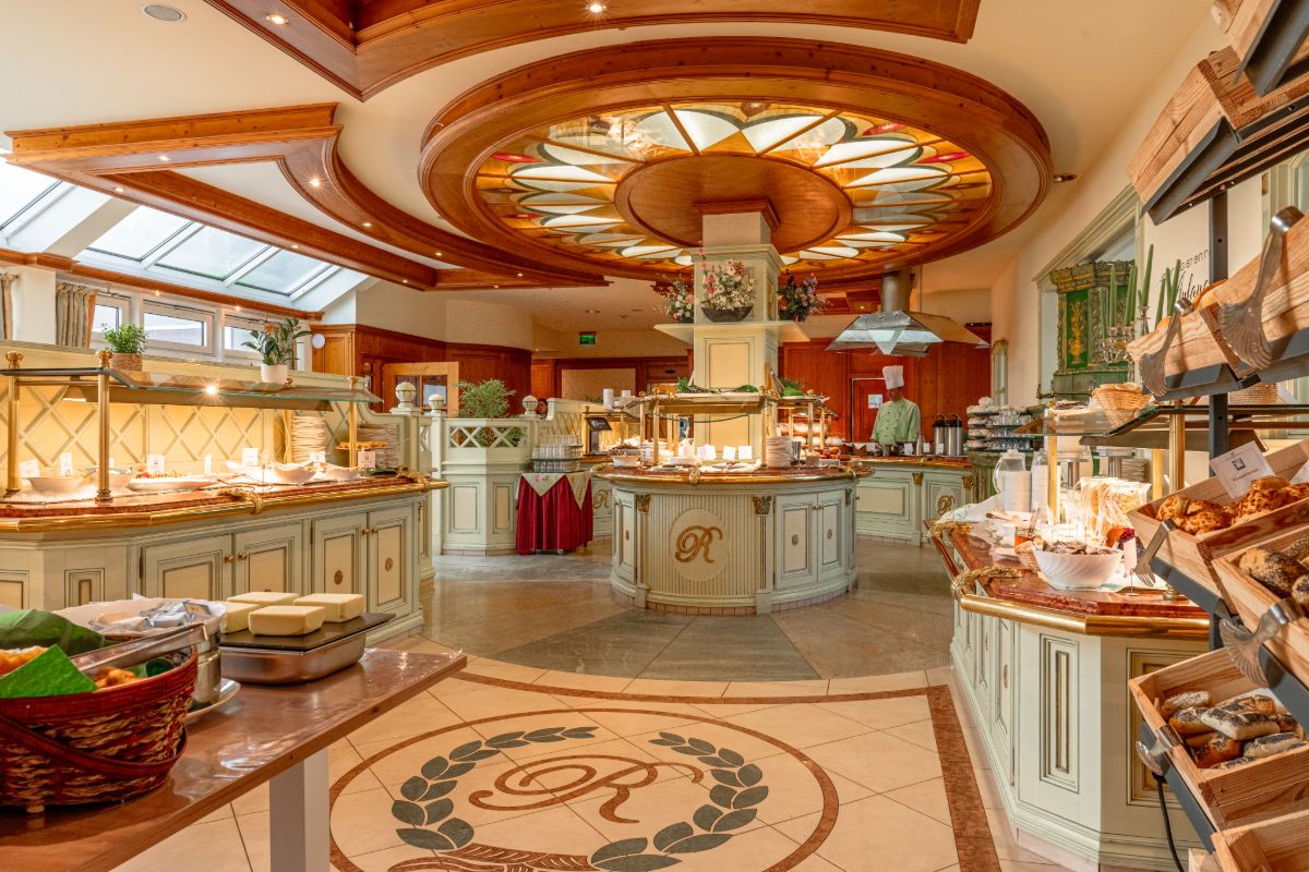 Reichhaltiges Frühstücksbuffet im Rugard Thermal Strandhotel.