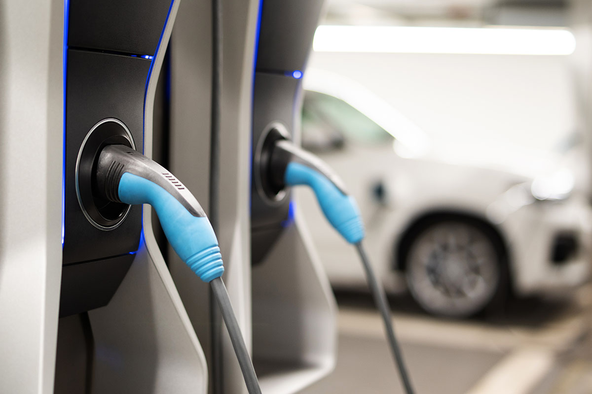 Nahaufnahme zweier Ladesäulen für E-Autos.