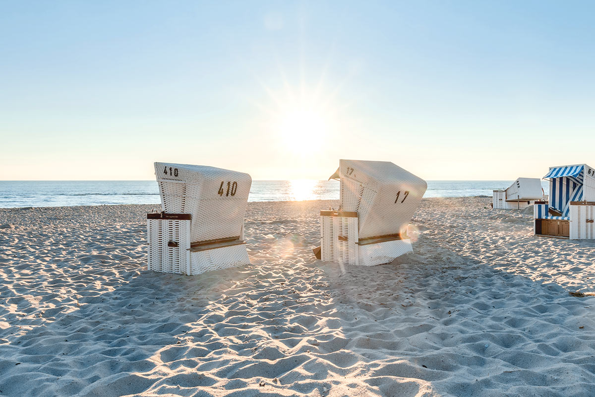 Strandkörbe an der Ostsee direkt vor dem Rugard Thermal Strandhotel in Binz