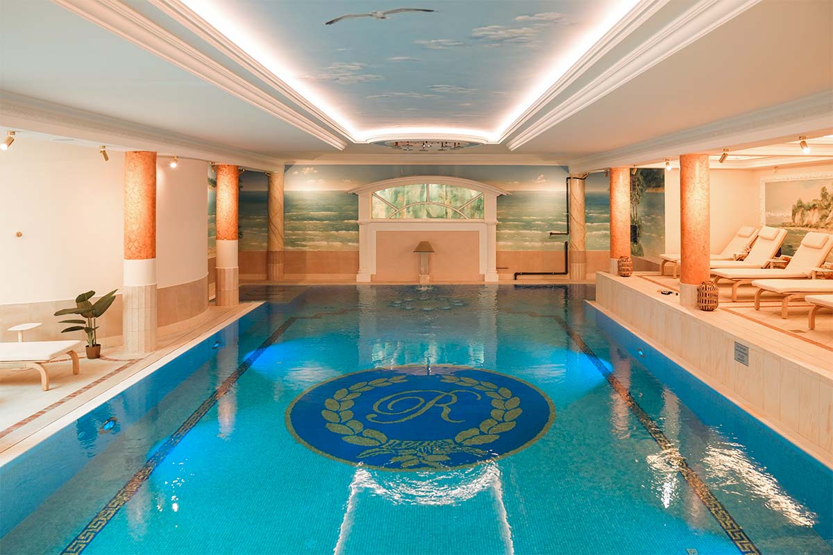 Poolbereich des Rugard Thermal Strandhotels in Binz auf Rügen ideal für Wassergymnastik im Aktivurlaub auf Rügen.