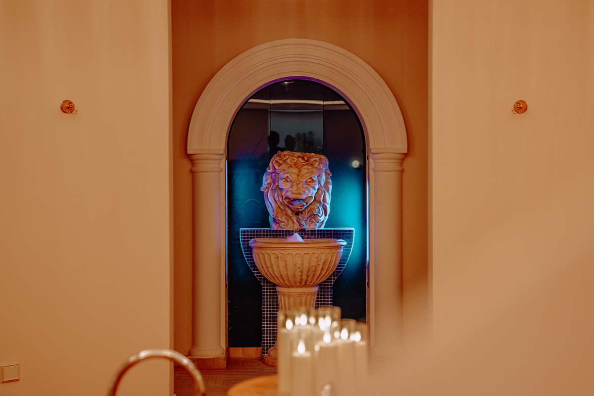 Innenbereich der Sauna und Poollandschaft mit Kerzen und warmem Licht im Rugard Thermal Strandhotel