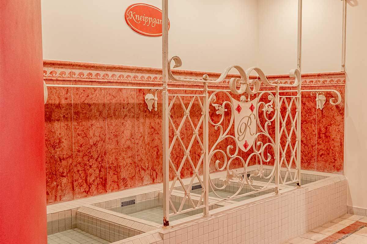 Kneipp-Wassertretbecken mit verspieltem Metallgelände im Wellnessbereich im Hotel mit Sauna in Binz auf Rügen.