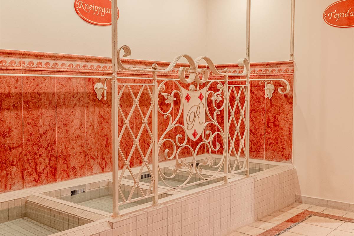 Detailaufnahme eines Kneippgangs mit eingelassenen Becken und dekorativem Gusseisengeländer im Hotel mit Sauna in Binz auf Rügen.