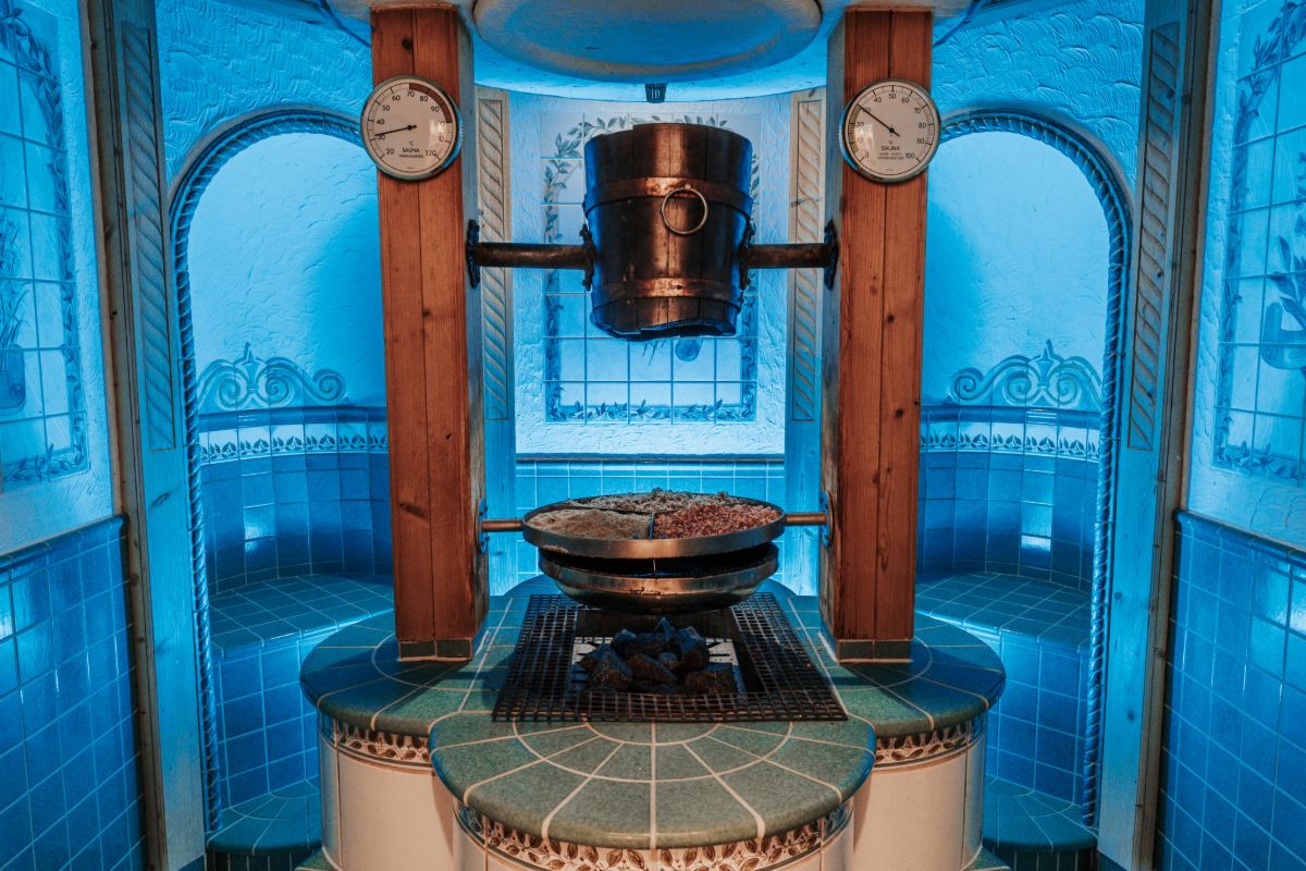 Blick in die Kräutersauna mit Aufgusstopf und gtroockneten Kräutern im Spa des Rugard Thermal Hotels in Binz.