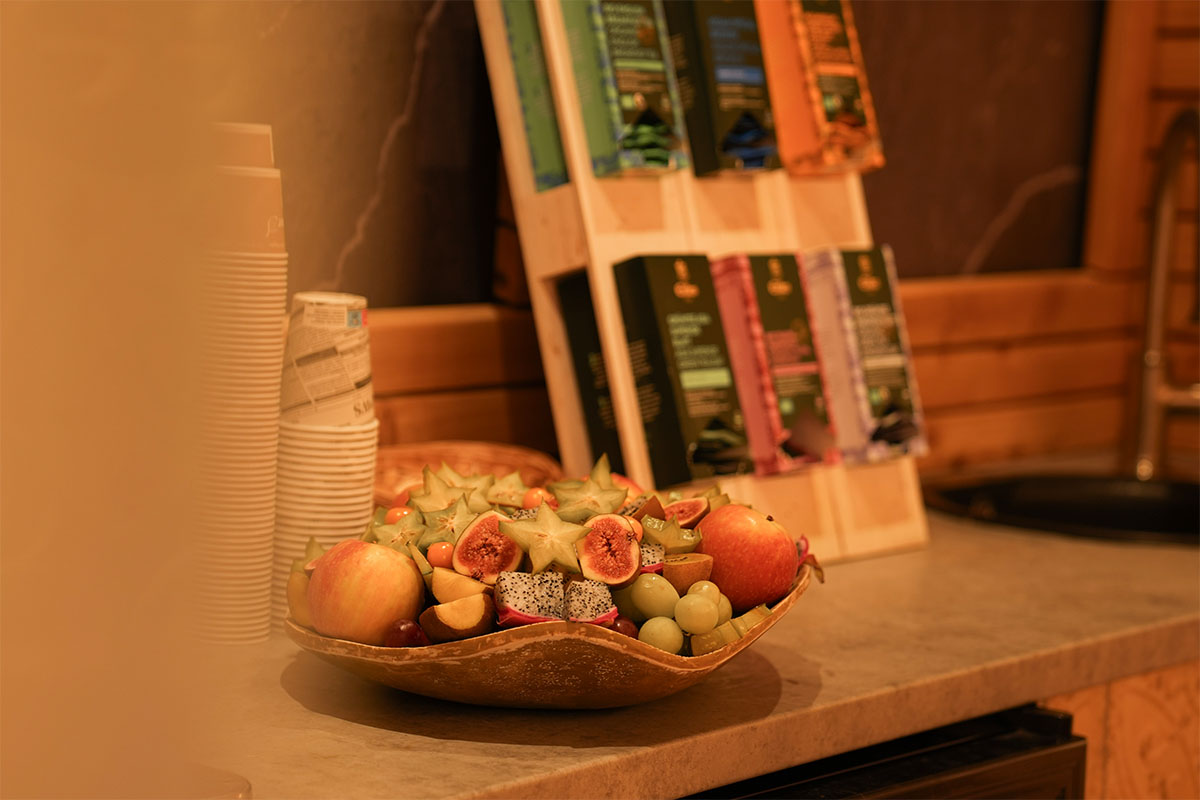 Schale mit frischem Obst und Snacks im Wellnessbereich im Rugard Thermal Strandhotel auf Rügen