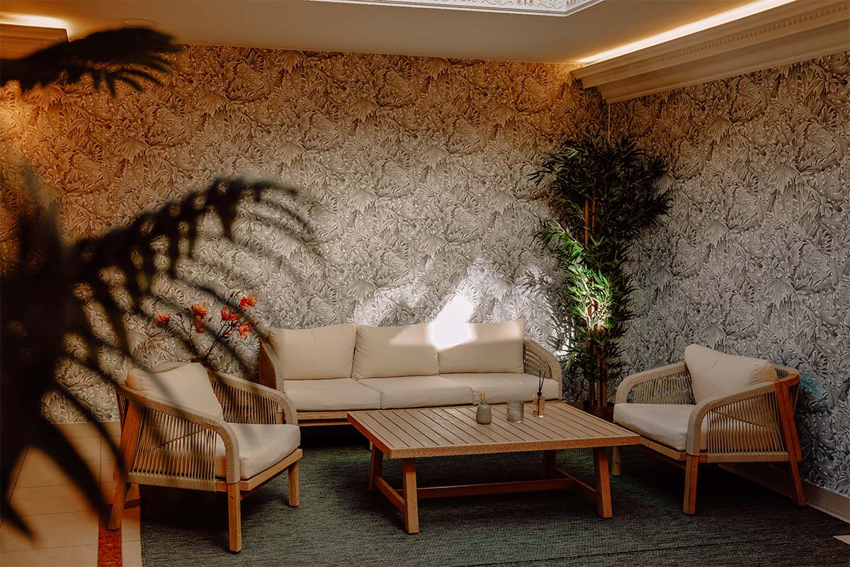 Stilvoll eingerichteter Ruhebereich mit Sofa und warmem Licht im Rugard Thermal Strandhotel auf Rügen