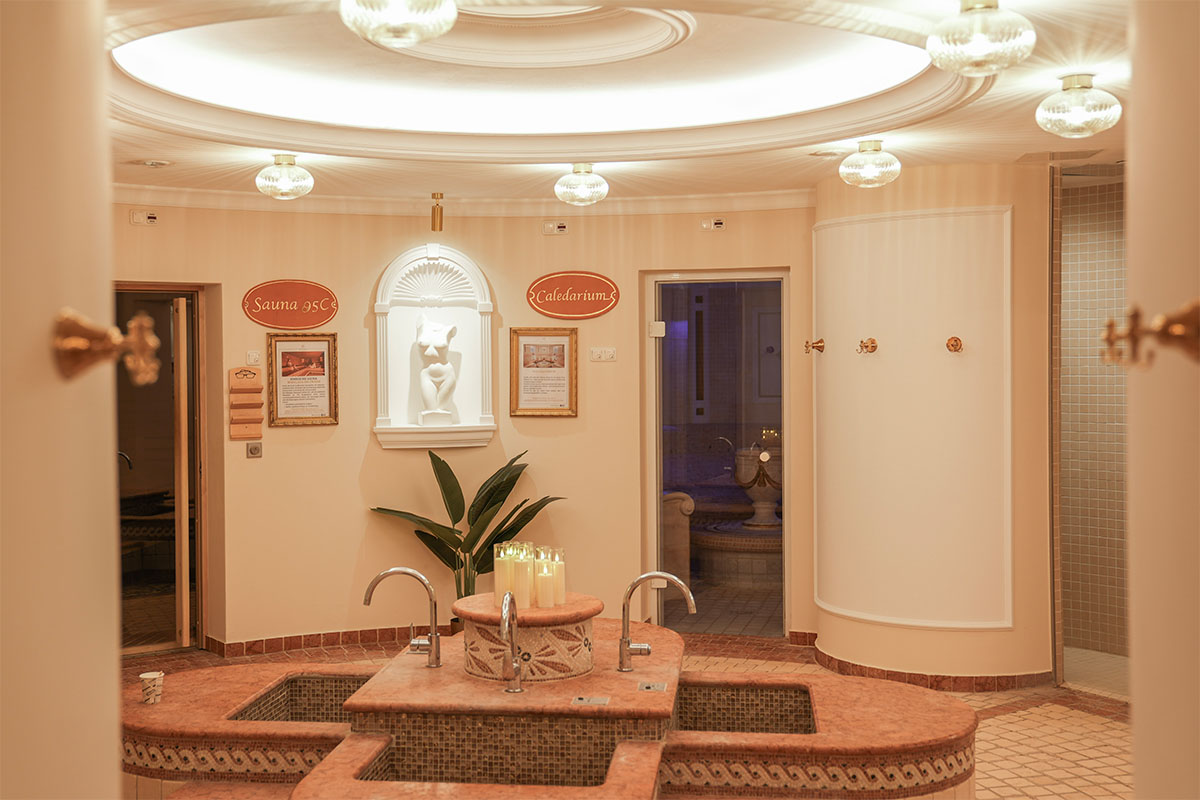 Innenansicht des Saunabereichs mit Caldarium und stilvoller Dekoration im Rugard Thermal Strandhotel
