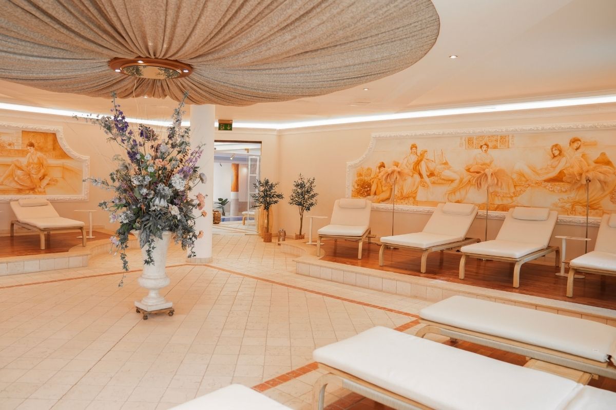Eleganter Ruheraum im Wellnessbereich des Rugard Thermal Strandhotels in Binz mit komfortablen Liegen und stilvoller Dekoration.